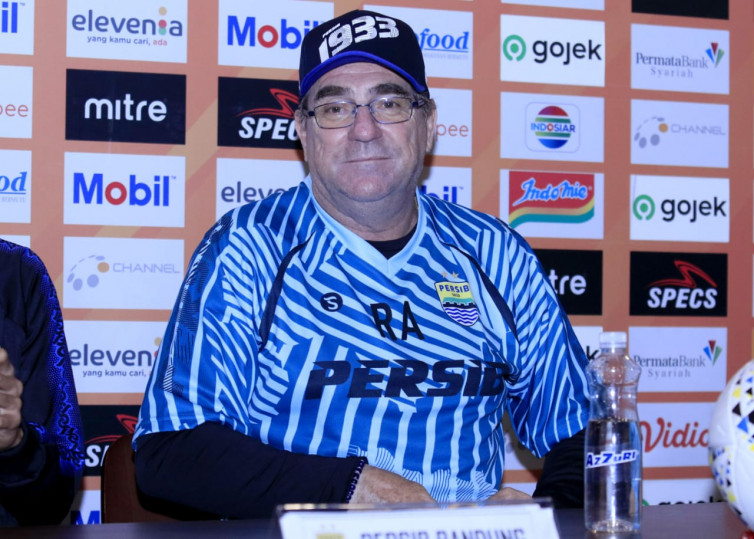 Pelatih Persib Bandung Merasa Badak Lampung Justru Berbahaya Setelah Degradasi