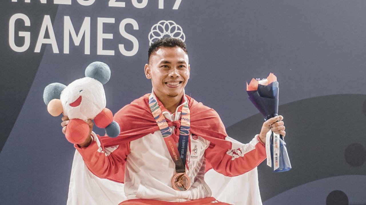 Angkat Besi SEA Games 2019: Menteri Muhadjir Effendi Kalungi Medali Emas Eko Yuli Irawan 