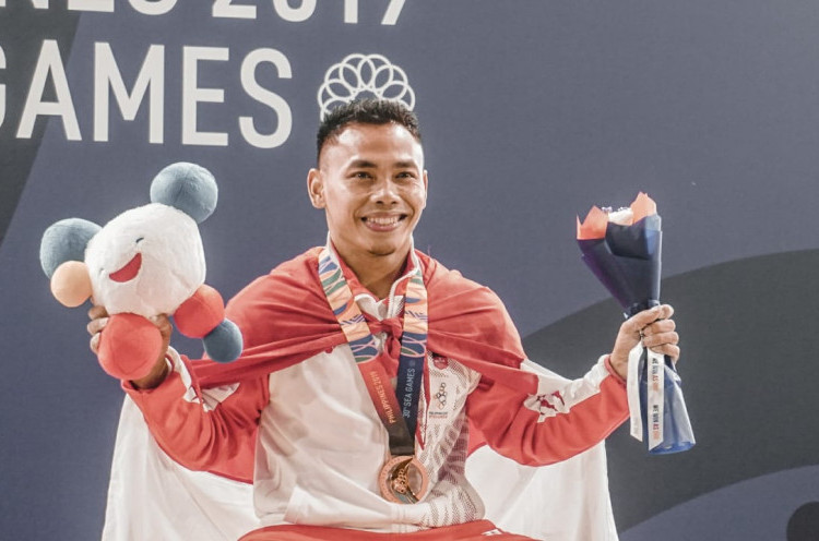 Angkat Besi SEA Games 2019: Menteri Muhadjir Effendi Kalungi Medali Emas Eko Yuli Irawan 
