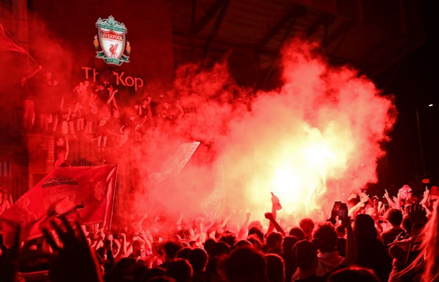 Abaikan Aturan Lockdown, Fans Liverpool Tumpah Ruah di Anfield Rayakan Titel Premier League