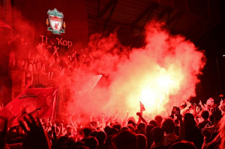 Abaikan Aturan Lockdown, Fans Liverpool Tumpah Ruah di Anfield Rayakan Titel Premier League