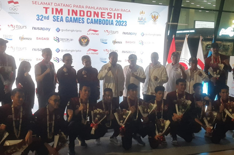 Berkalung Medali Emas dan Bunga, Tim Voli Indoor Putra Indonesia Tiba di Tanah Air