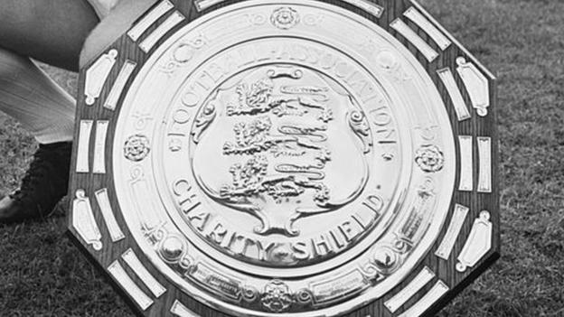 Secuplik Sejarah Community Shield, Ajang Pro Lawan Amatir
