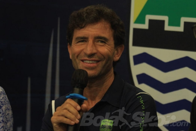 Luis Milla Memperkirakan Persib Kesulitan Hadapi Dewa United FC