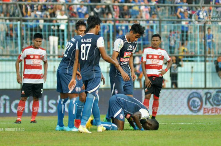 Arema FC 2-0 Madura United, Gol Konate dan Dedik Setiawan Bawa Singo Edan Menang