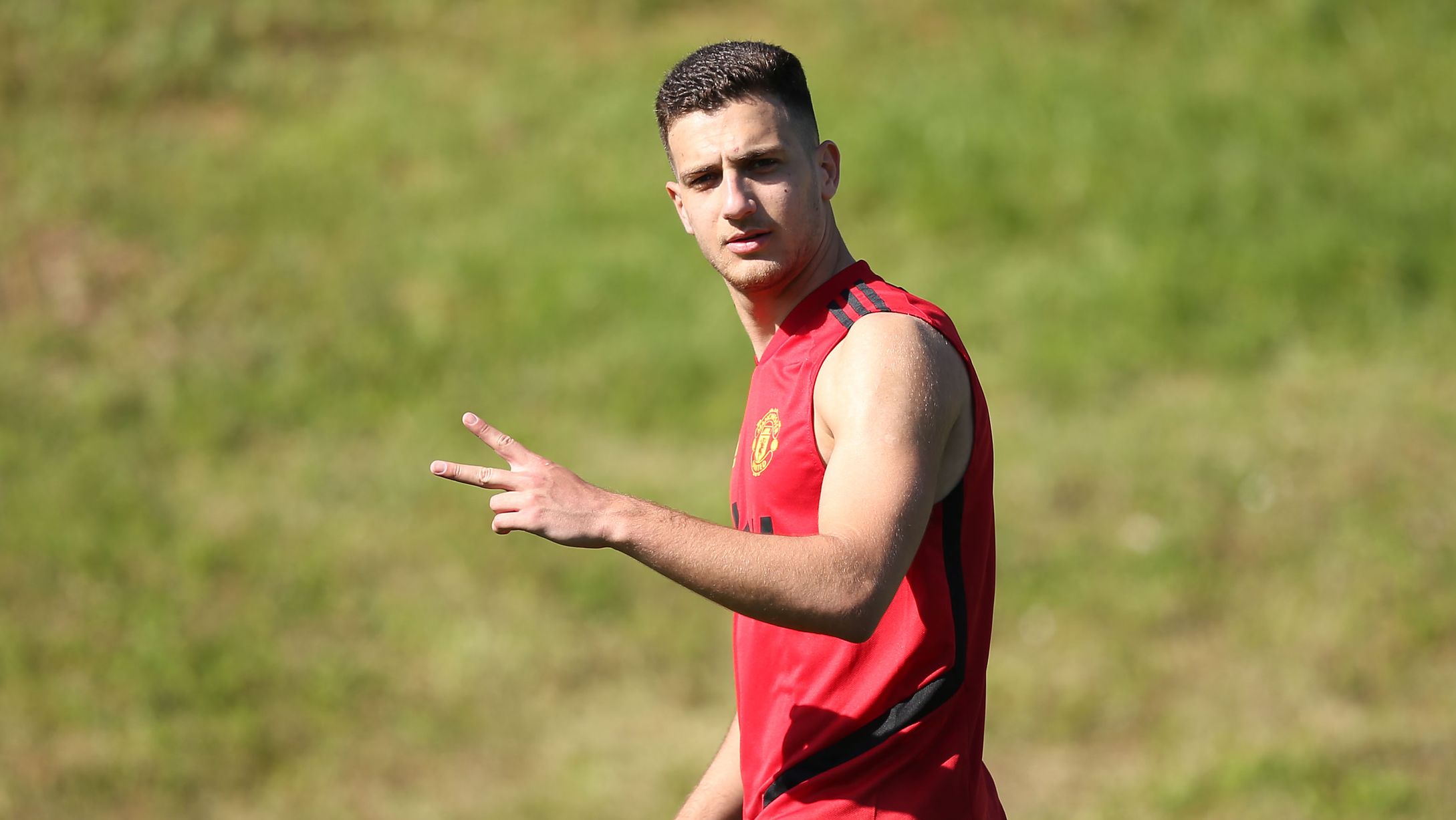 Bek Manchester United Bikin Barcelona Gigit Jari