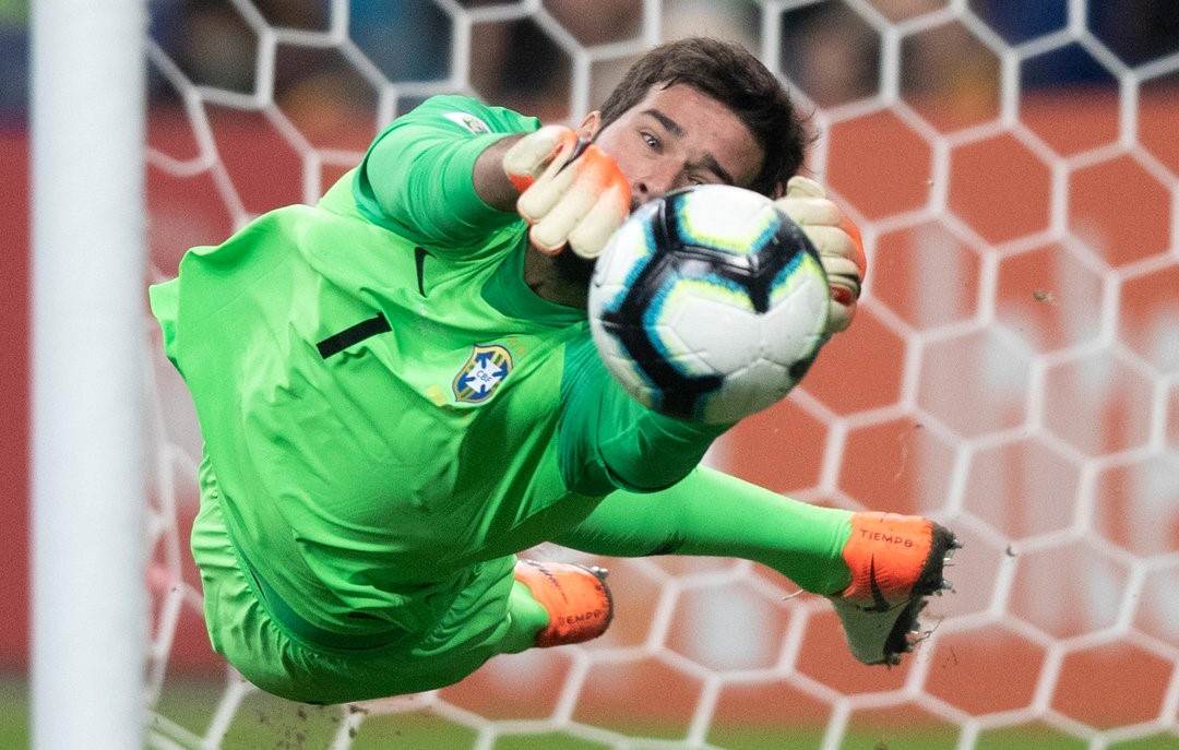 Jelang Tantang Argentina, Alisson Optimistis Kembali Jinakkan Lionel Messi