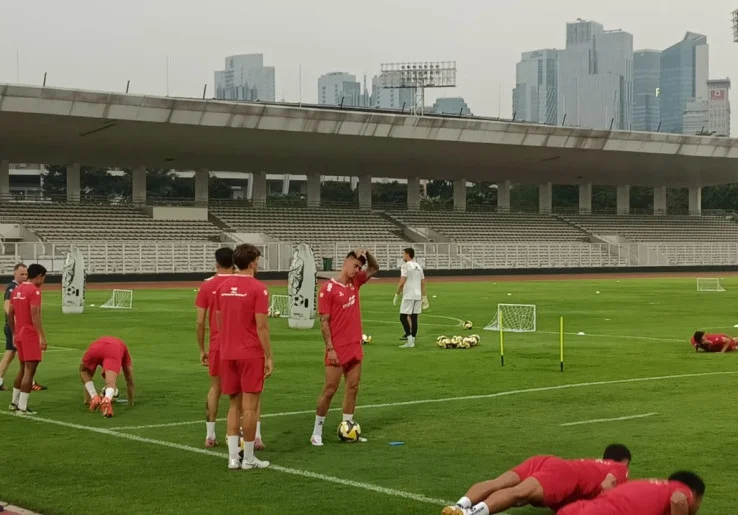 Tak Masuk Dalam Skuad Timnas Indonesia, Mees Hilgers Terlihat Ikut Latihan