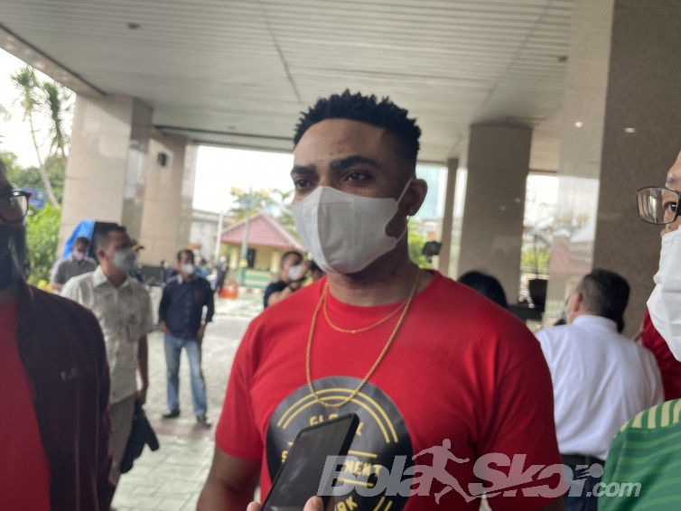 Lebarkan Sayap dengan Dirikan Agensi, Osas Saha Masih Ingin Main di Liga 1