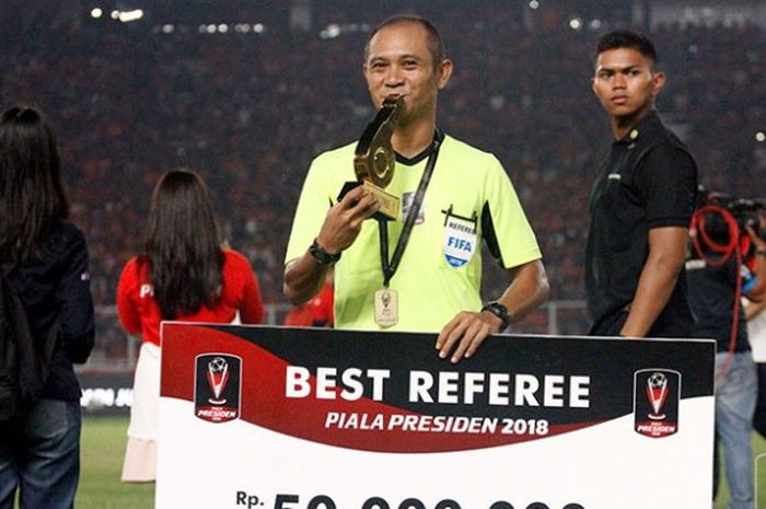 Liga 1 Ditunda, Wasit Oki Dwi Putra Banting Setir Jadi Penjual Buah dan Konsultan Asuransi Jiwa