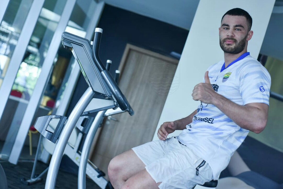 Pelatih Persib Membuka Peluang Turunkan Farshad Noor