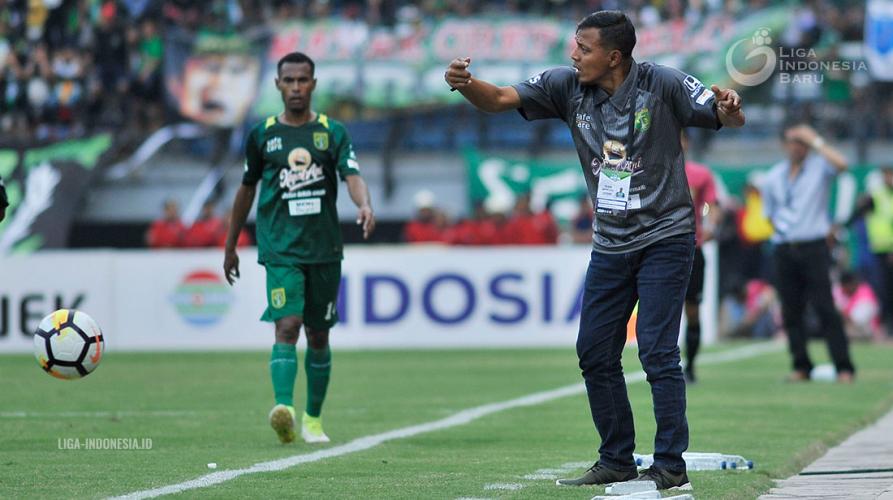 Alasan Bejo Sugiantoro Tak Mainkan Anaknya Ketika Persebaya Kalahkan Persela