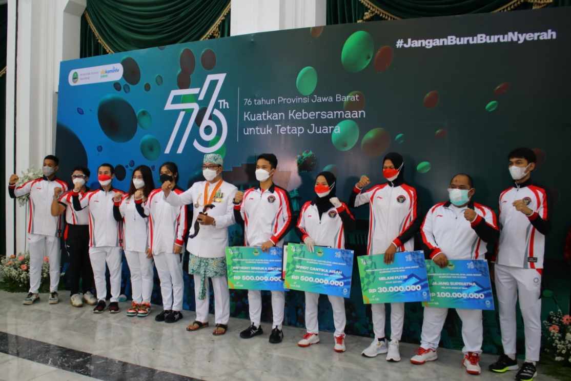 Ridwan Kamil Serahkan 'Kadeudeuh' untuk Atlet Jabar Peraih Medali Olimpiade 2020