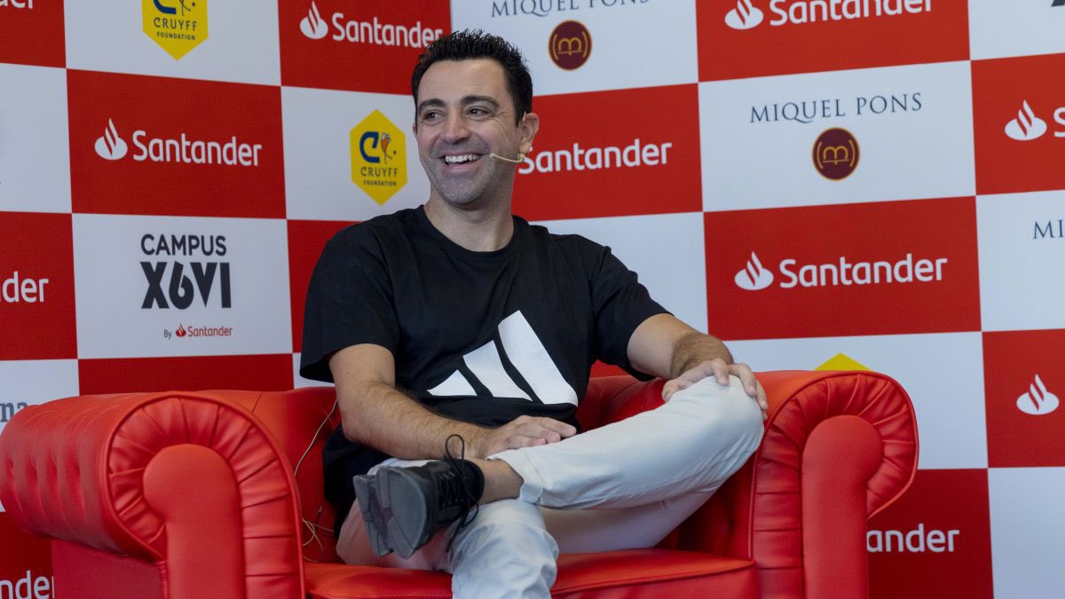 Xavi Mengaku Tak Pernah Dihubungi Barcelona