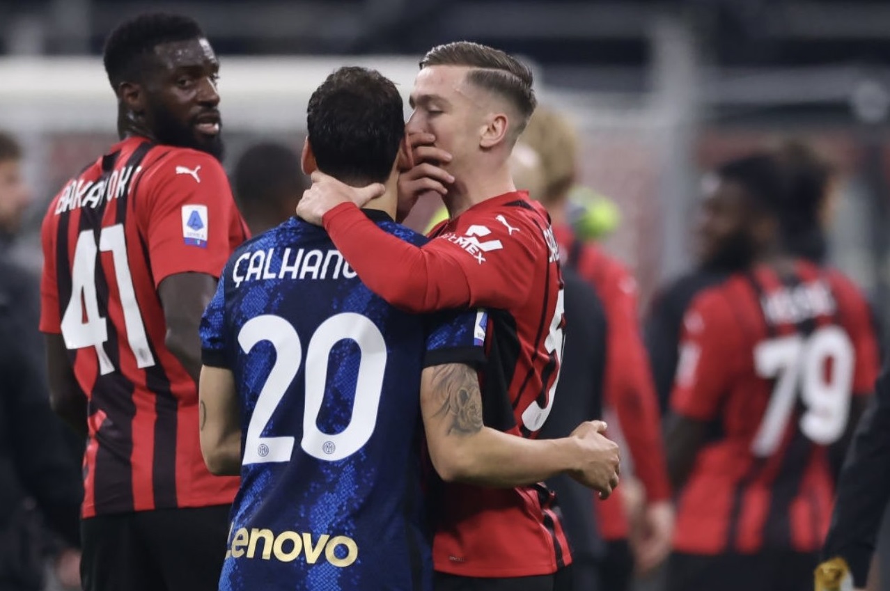 Hanya Satu Pemain Milan yang Sudi Menyalami Calhanoglu Usai Derby
