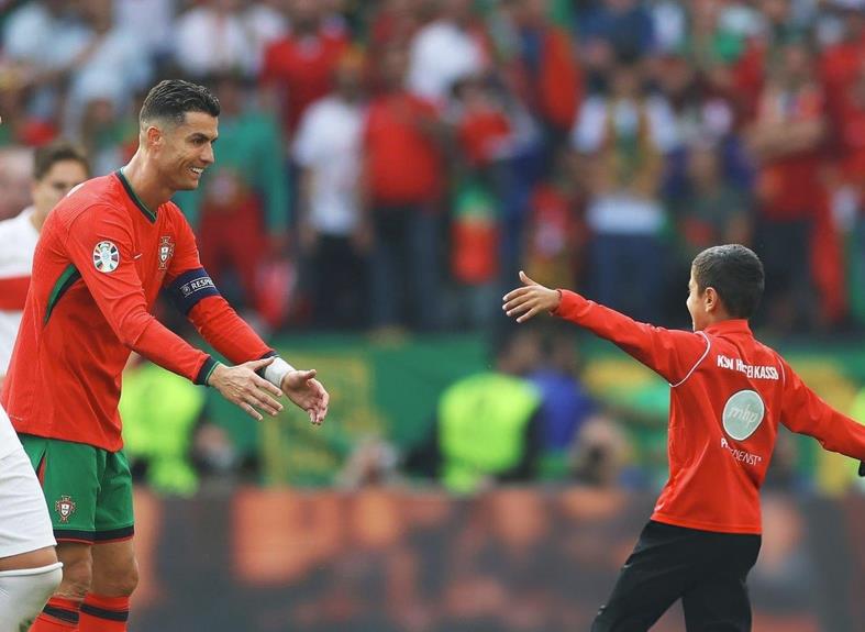 Portugal 3-0 Turki: Rekor Cristiano Ronaldo dan Serbuan Pitch Invader