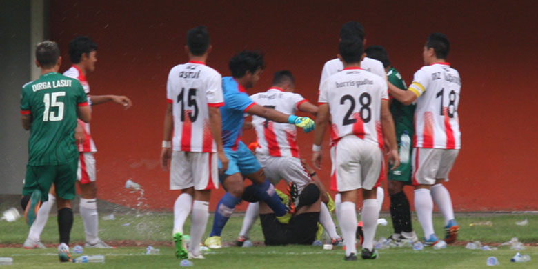 Wasit Diinjak Pemain Persinga