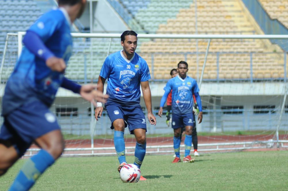 Ezra Walian Percaya Lini Depan Persib Menjanjikan