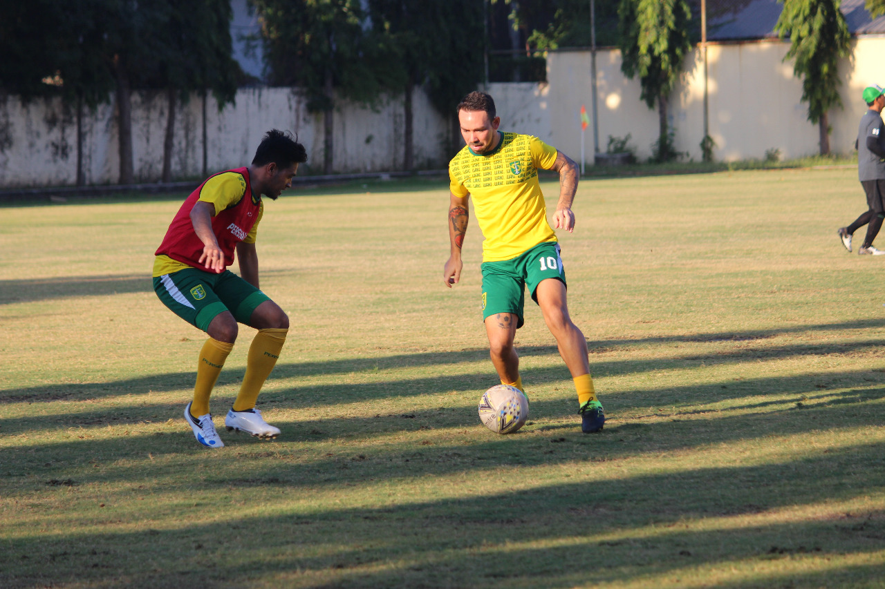 Fokus Benahi Pertahanan, Pelatih Persebaya Berharap Hasilnya Terlihat di Padang