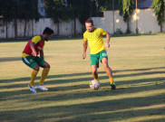 Fokus Benahi Pertahanan, Pelatih Persebaya Berharap Hasilnya Terlihat di Padang
