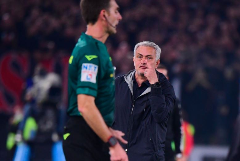 Roma Telan Kekalahan Kandang Perdana, Mourinho Kabur dari Media