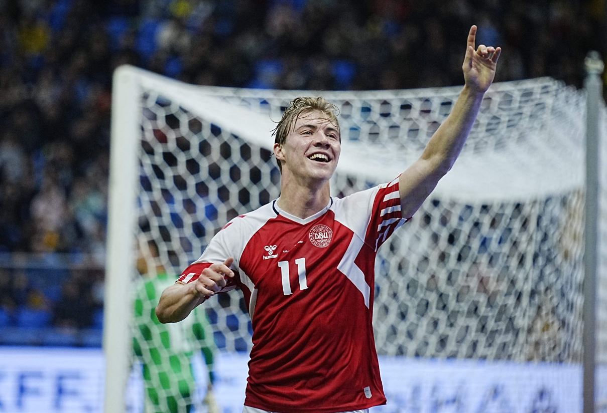 Saling Sikut Manchester United dan PSG dalam Merebutkan Rasmus Hojlund