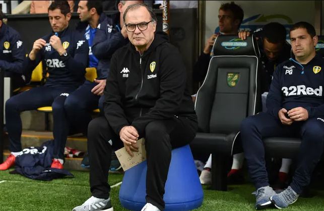 Menilik Alasan Manajer Leeds United Duduk di Atas Ember Biru saat Pertandingan