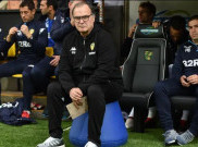 Menilik Alasan Manajer Leeds United Duduk di Atas Ember Biru saat Pertandingan