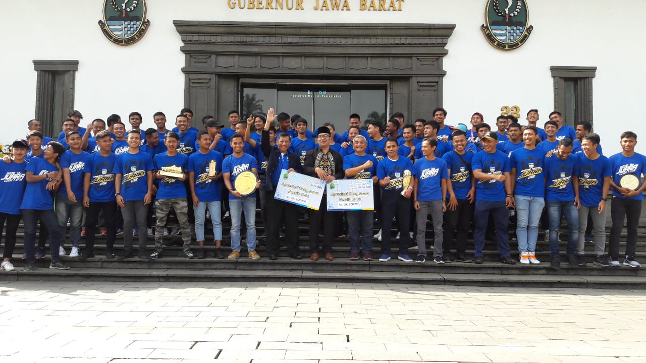 Gubernur Jabar Ridwan Kamil Beri Bonus untuk Persib U-16 dan U-19