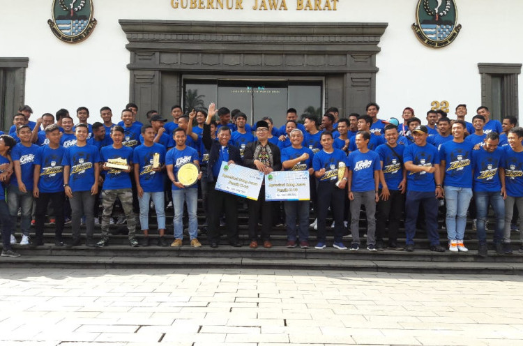 Gubernur Jabar Ridwan Kamil Beri Bonus untuk Persib U-16 dan U-19