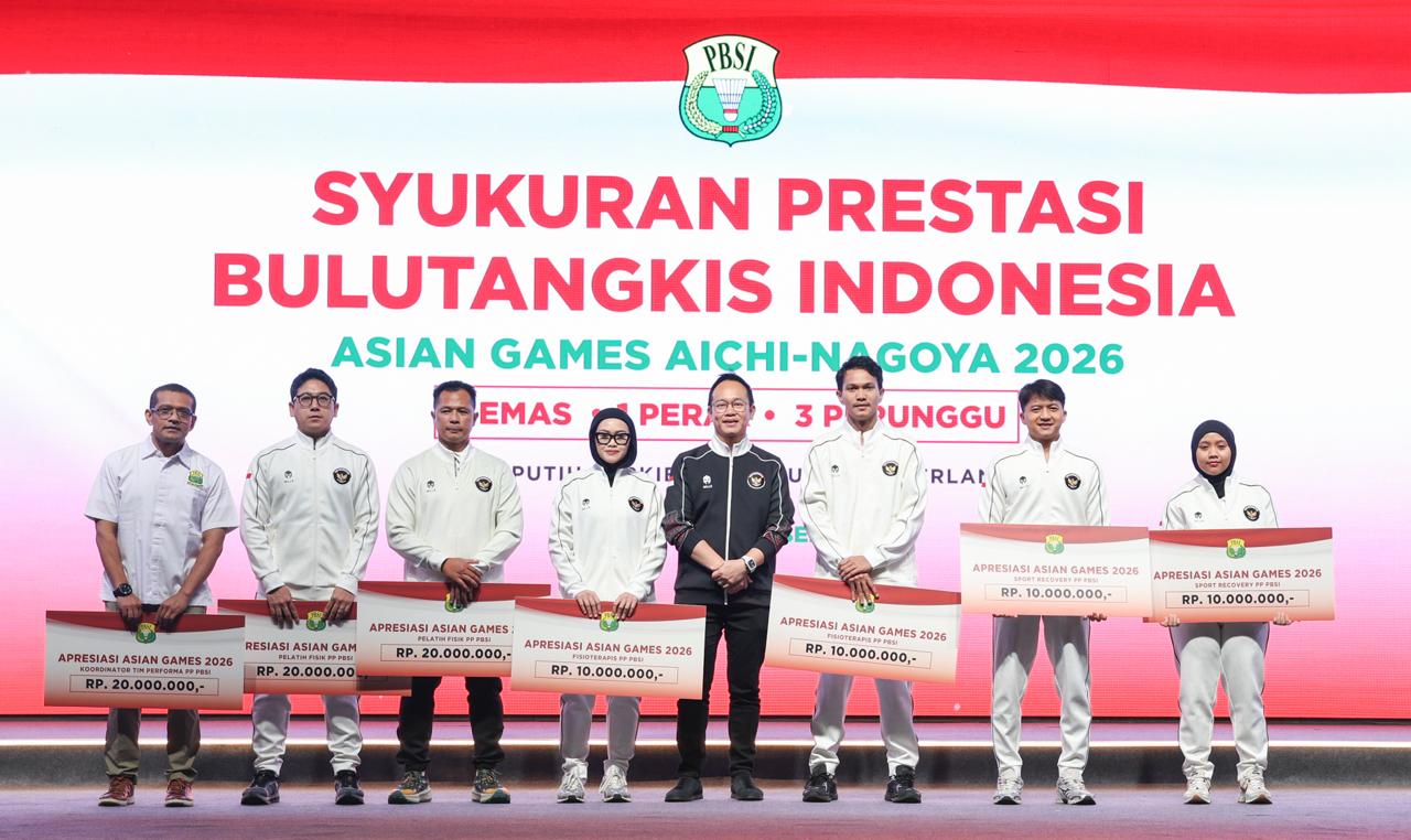 Lexyndo Hakim dan para penerima bonus. (dok. PBSI)