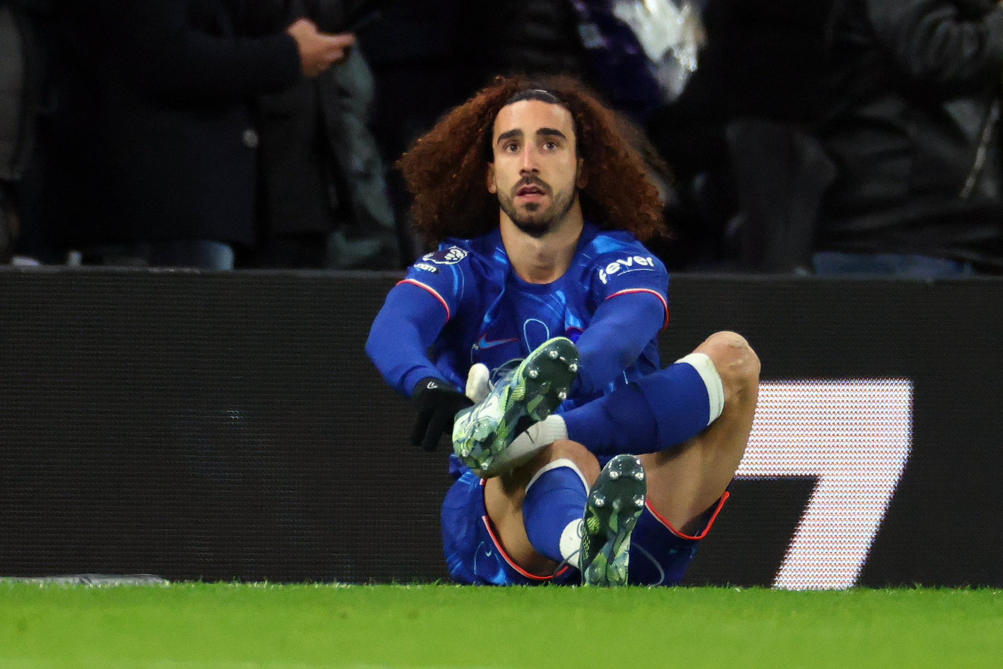 Bikin Sial Chelsea, Marc Cucurella Buang Sepatu yang Dipakai Lawan Tottenham ke Tempat Sampah