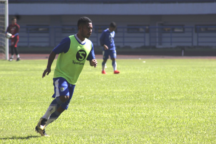 Bek Persib Ini Terlecut Hadapi Borneo FC