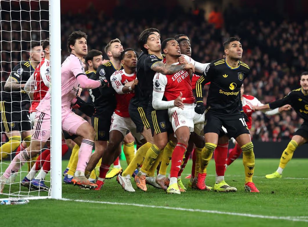 Cara Premier League Mengatasi Kontroversi Kemelut di Kotak Penalti pada Situasi Bola Mati