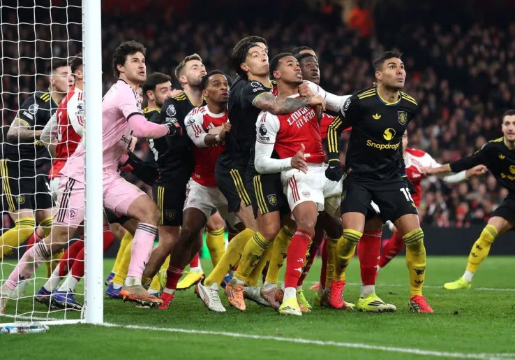 Cara Premier League Mengatasi Kontroversi Kemelut di Kotak Penalti pada Situasi Bola Mati