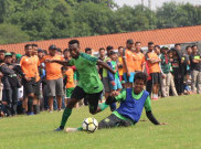 Elisa Basna: Ditegur Persebaya, Dihukum Komdis
