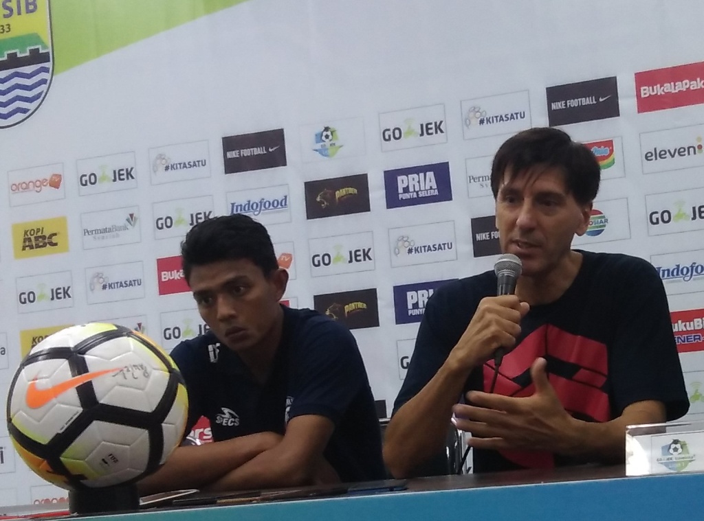 Arema FC Disikat Persib Bandung, Sang Pelatih Heran dengan Pemainnya