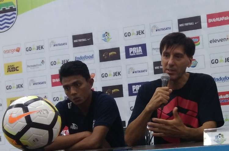 Arema FC Disikat Persib Bandung, Sang Pelatih Heran dengan Pemainnya