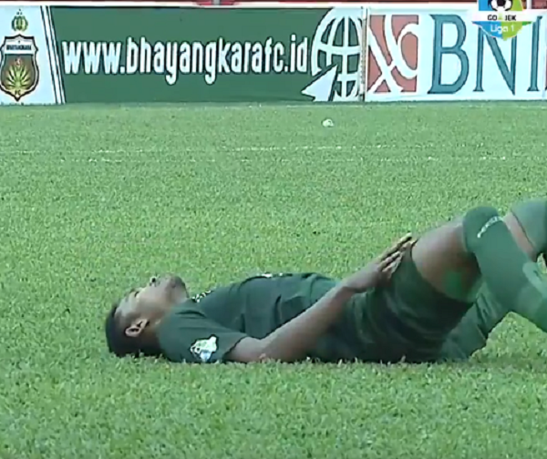 Kondisi Pemain Persebaya Usai Dilarikan ke Rumah Sakit Akibat Kepalanya Jatuh Terbentur Tanah