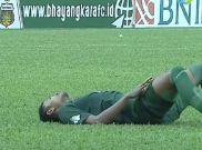 Kondisi Pemain Persebaya Usai Dilarikan ke Rumah Sakit Akibat Kepalanya Jatuh Terbentur Tanah