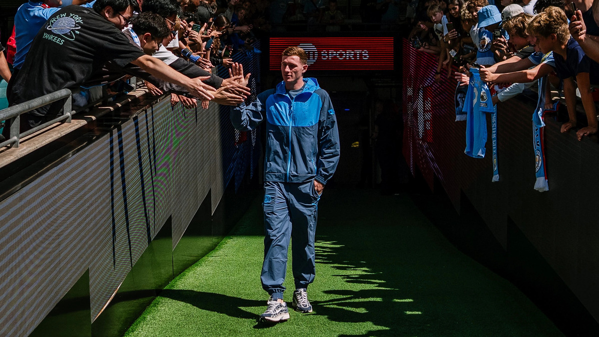 Elliot Anderson. (Foto: Laman Resmi Manchester City)