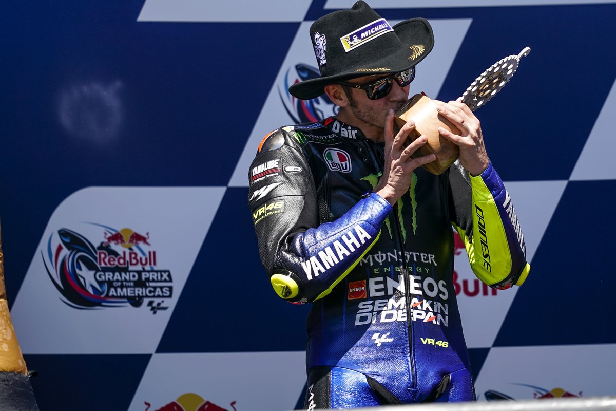 10 Alasan Valentino Rossi Begitu Dicintai dan Memiliki Banyak Fan 