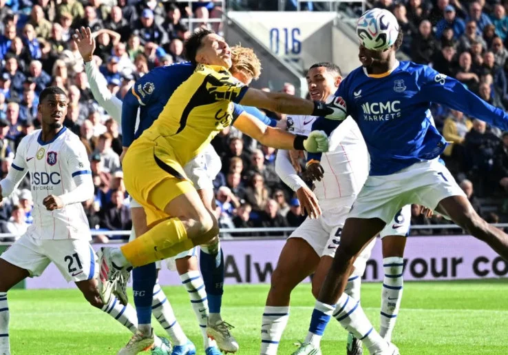 Benturan Keras Kepala, Kiper Chelsea Langsung Dilarikan ke Rumah Sakit