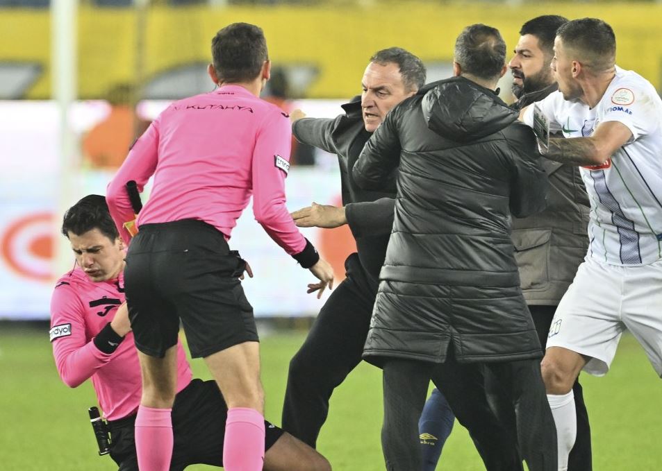 Ketika Presiden Klub Turki Memukul Wasit hingga Mata Lebam