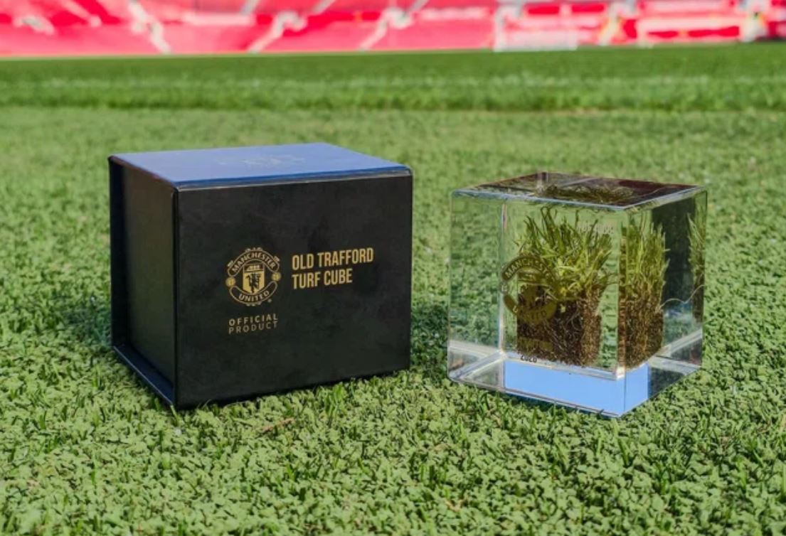 Dulu Barcelona Diejek, Sekarang Manchester United Jualan Rumput Stadion