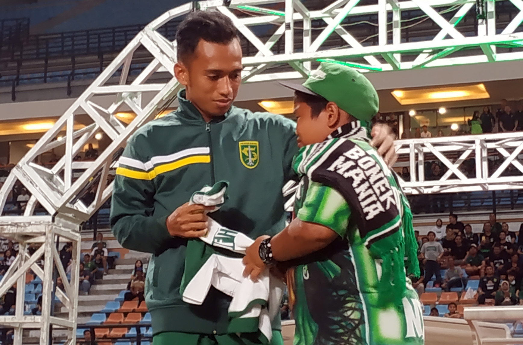 Bonek Cilik Menangis Saat Jumpa Irfan Jaya