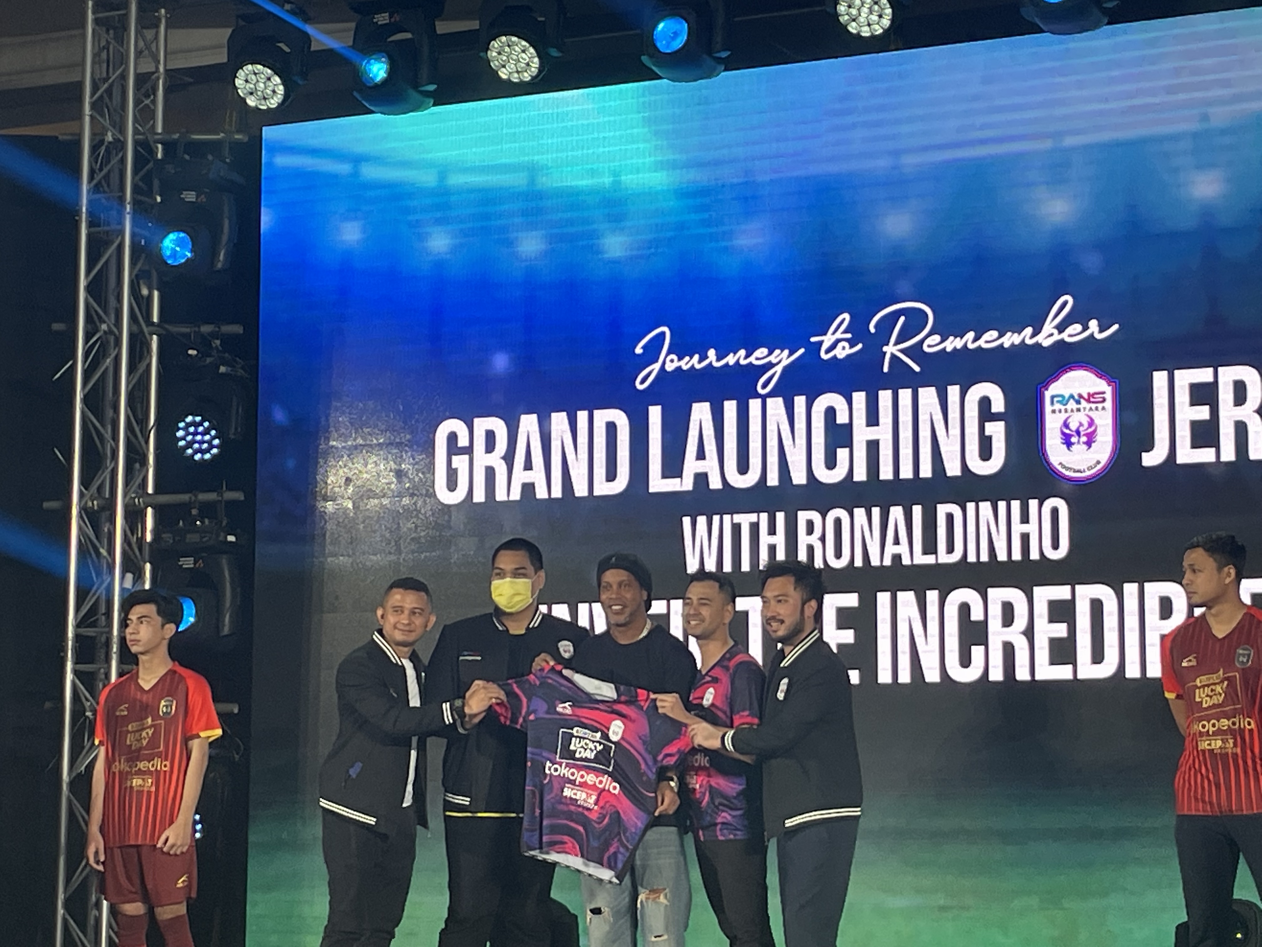 Ronaldinho Meriahkan Peluncuran Jersey Terbaru RANS Nusantara FC
