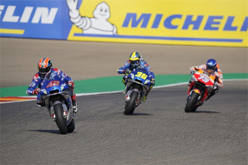 Berpelukan di Podium, Mir dan Rins Sebetulnya Tak Saling Suka