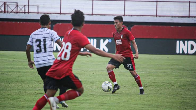 Cerita Bek Bali United Lawan Fajar Alfian di Arena Bulu Tangkis