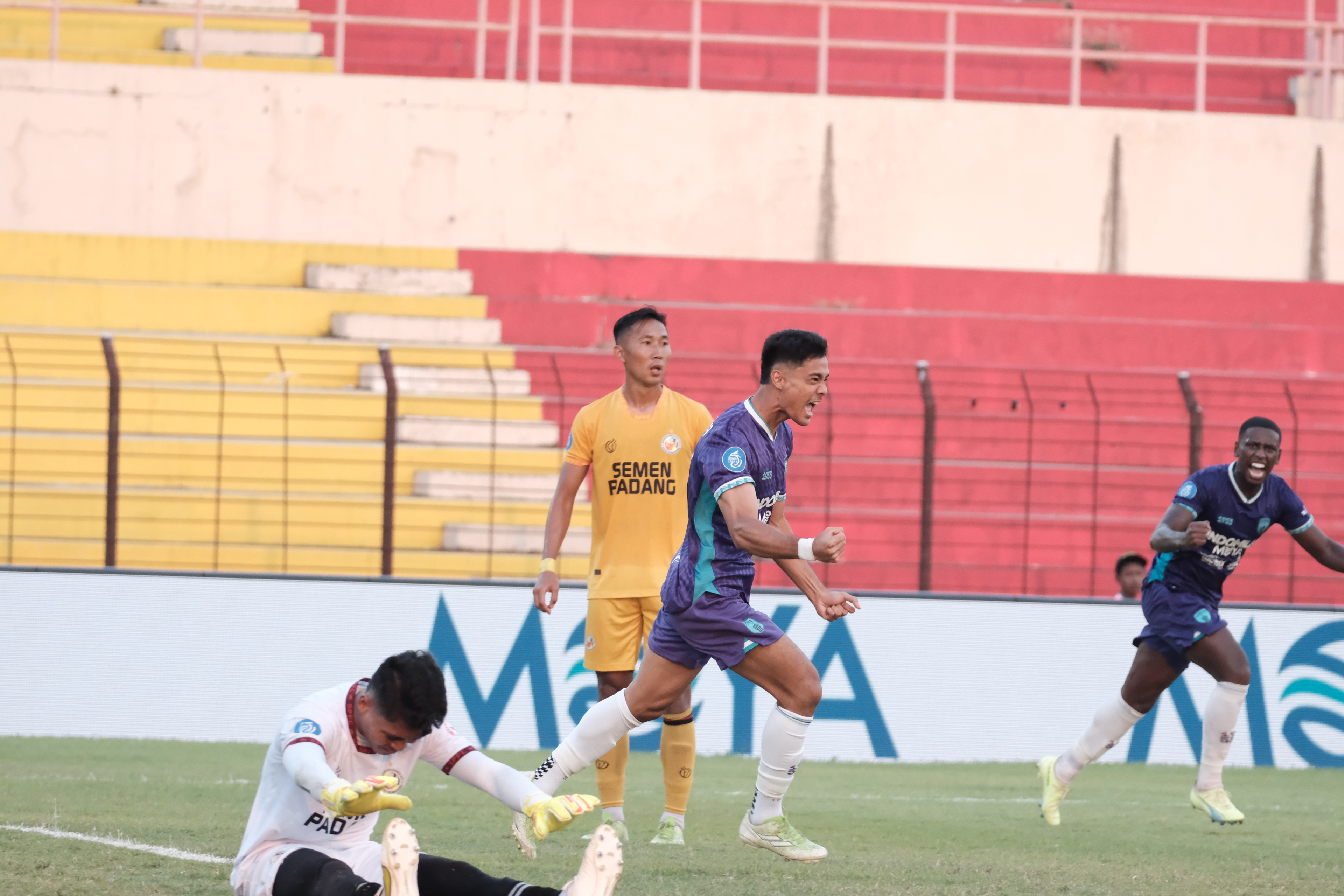 Hasil Liga 1 2024/2025: Persita Kalahkan Semen Padang, Persebaya Ambil Alih Puncak Klasemen